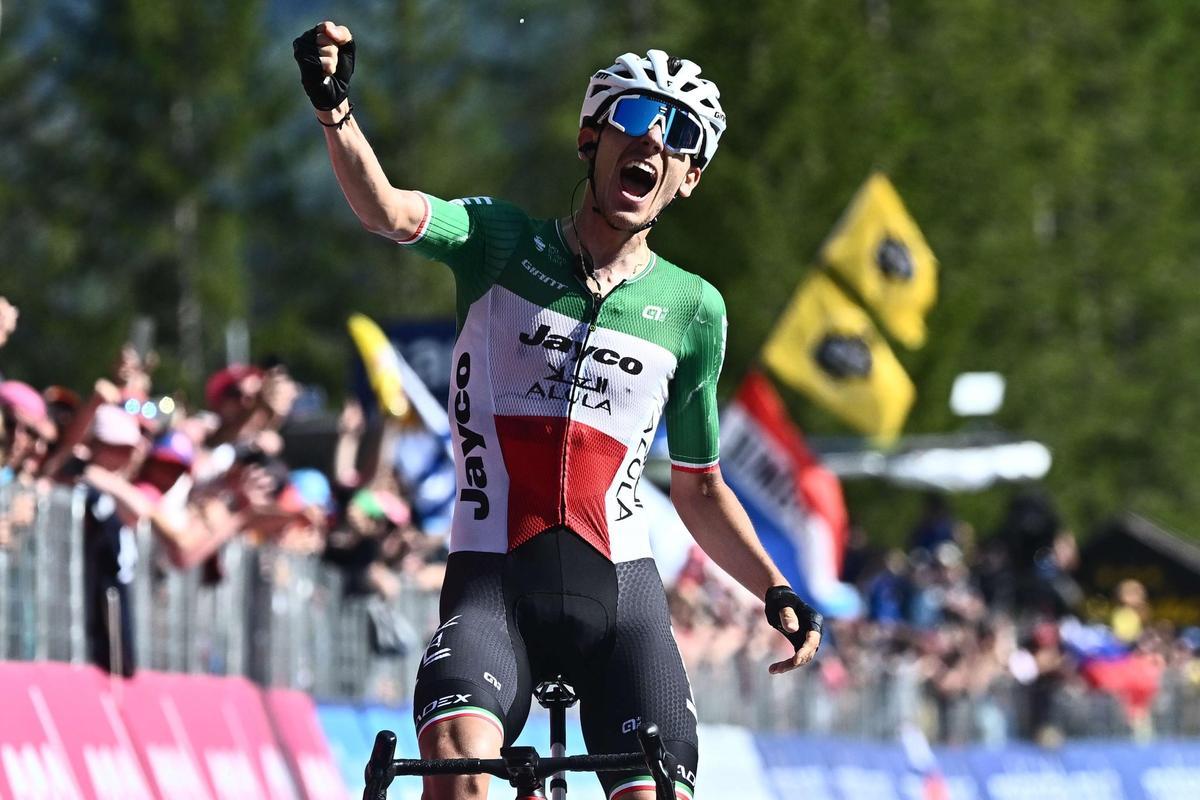 Val Di Zoldo (Italy), 25/05/2023.- Italian rider Filippo Zana of Team Jayco Alula celebrates winning the 18th stage of the Giro d’Italia 2023 cycling tour over 161 km from Oderzo to Val di Zoldo, Italy, 25 May 2023. (Ciclismo, Italia) EFE/EPA/LUCA ZENNARO