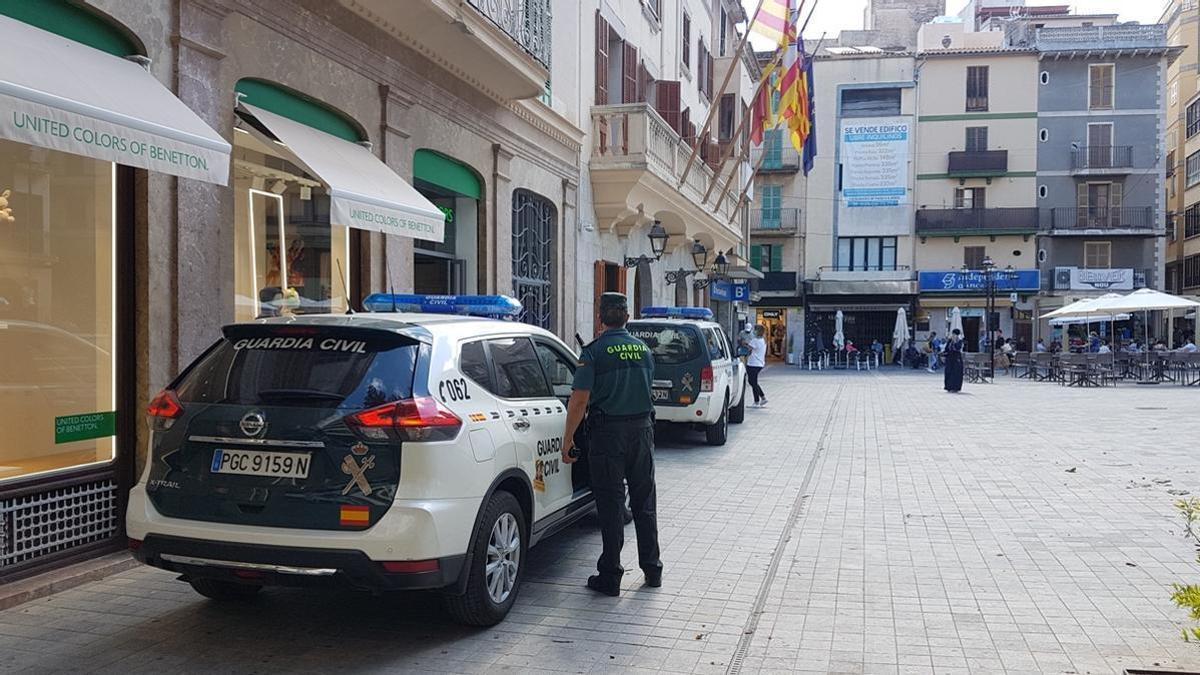 Imagen de un agente de la Guardia Civil de patrulla en Mallorca