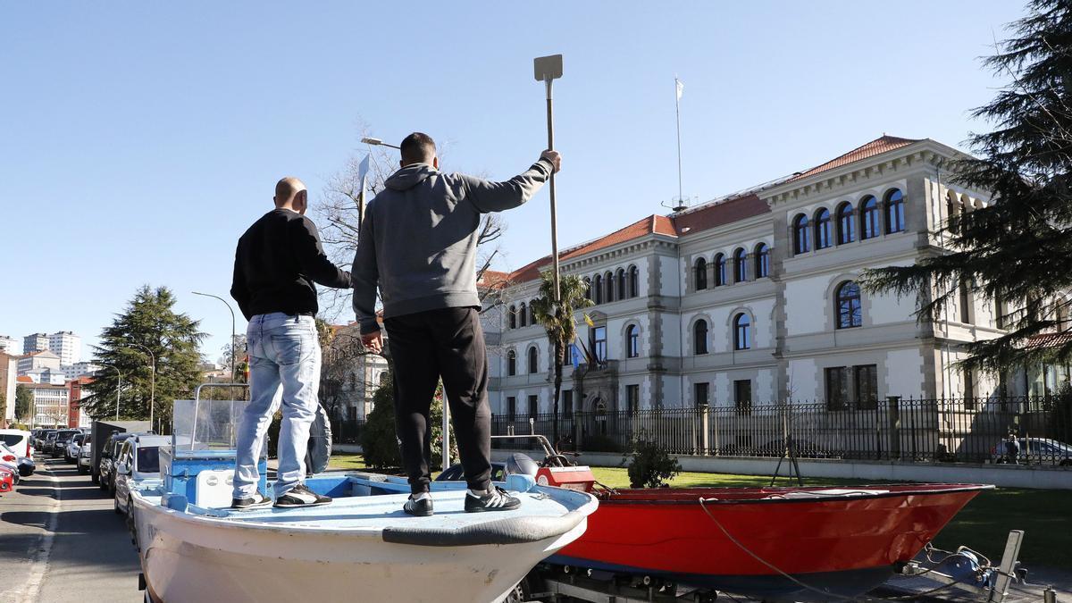 Dos bateeiros protestando delante del edificio central de la Xunta de Galicia