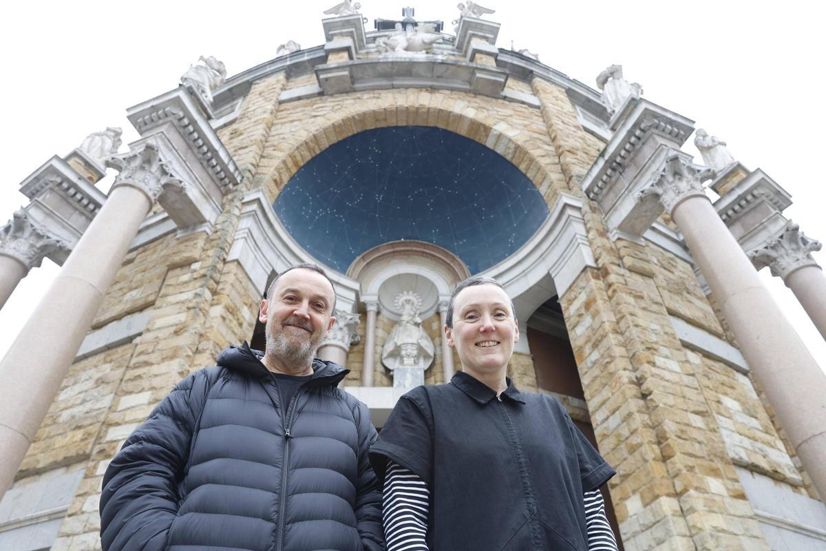 Nacho de la Vega y Cristina De Silva, directores del LEV Festival, ante la iglesia de La Laboral.
