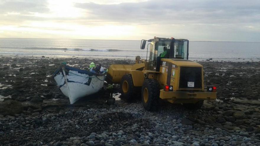 Llega una patera con 14 inmigrantes a la playa de Tarajalillo, en el Sur