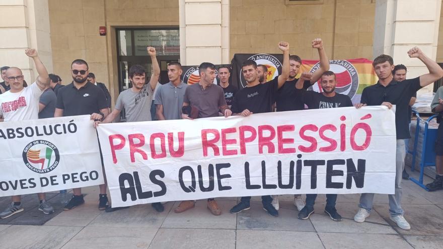 &quot;No pasarán&quot;: el grito de los antifascistas de Pego ante la Audiencia de Alicante