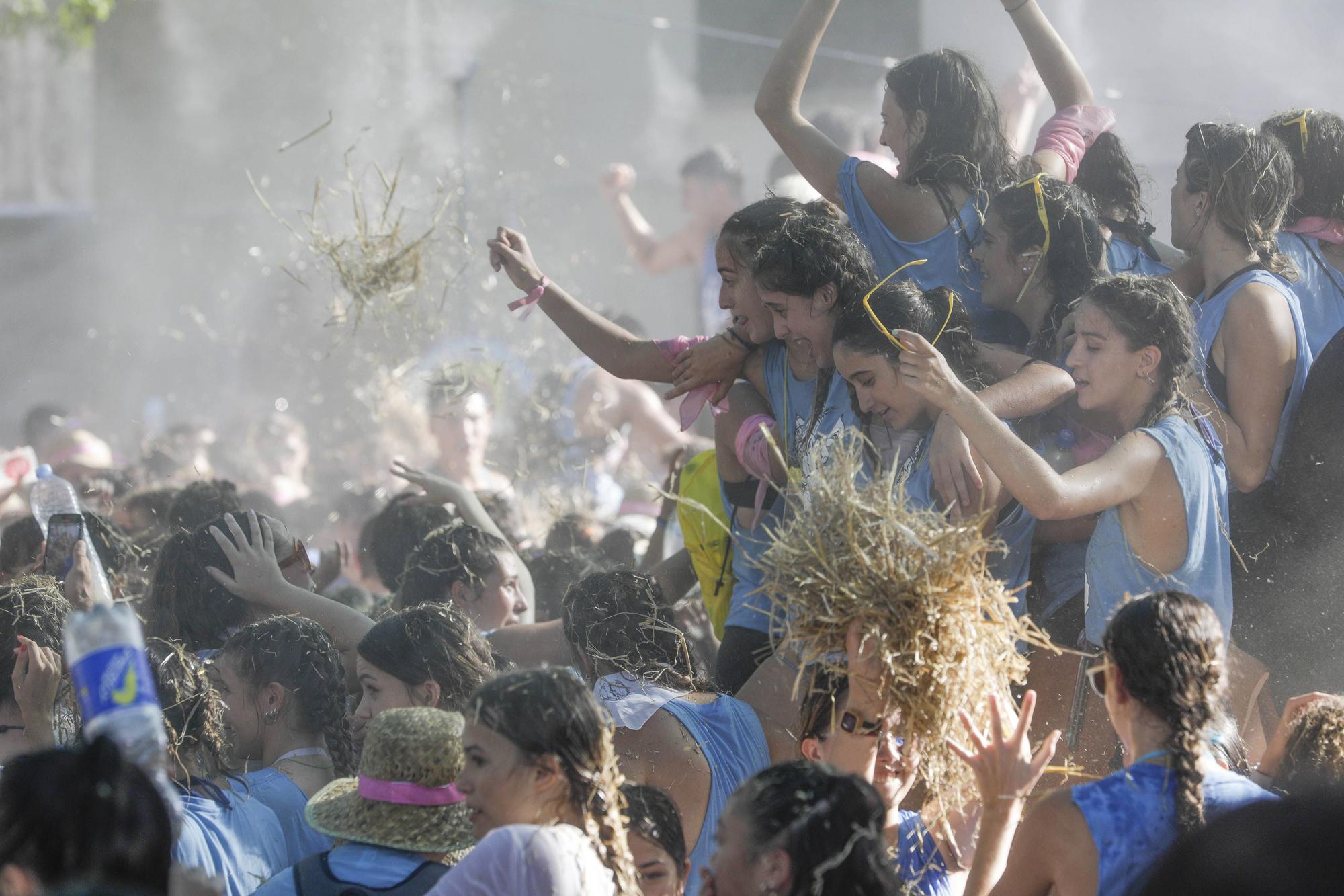 Embala't de Sencelles: búscate en la fiesta de la paja del verano mallorquín