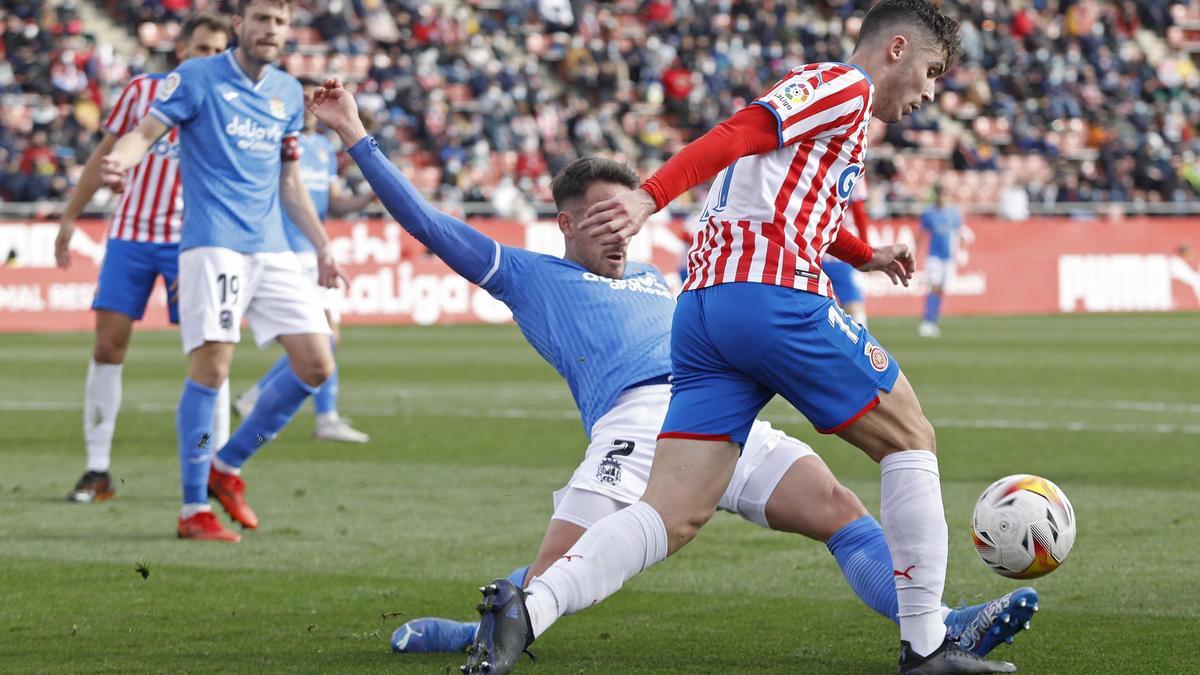 Valery lluitant una pilota amb Pol Valentín en el duel contra el Fuenlabrada.