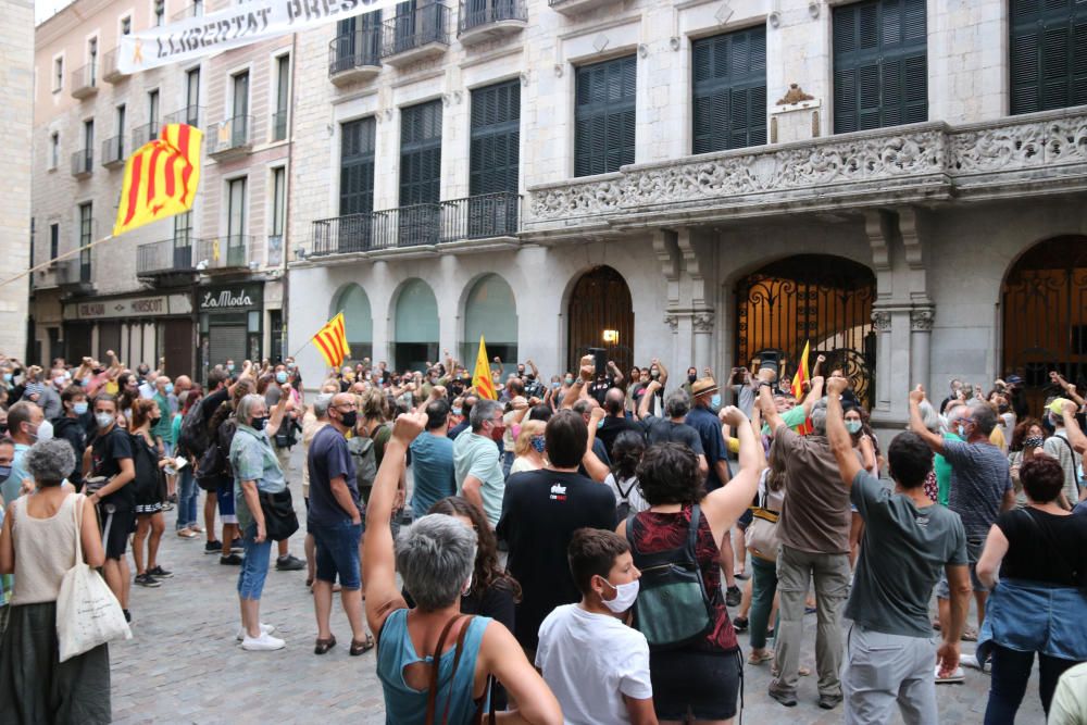 GALERIA | Unes 300 persones es concentren a Girona contra la monarquia i cremen fotos dels reis Felip i Joan Carles