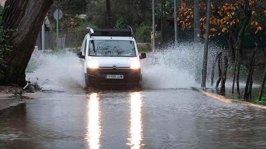 Las lluvias de la madrugada causan problemas en carreteras secundarias de Mallorca