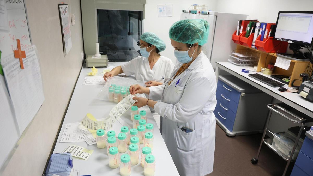 Trabajadoras del banco de leche del Cunqueiro con biberones. / Alba Villar