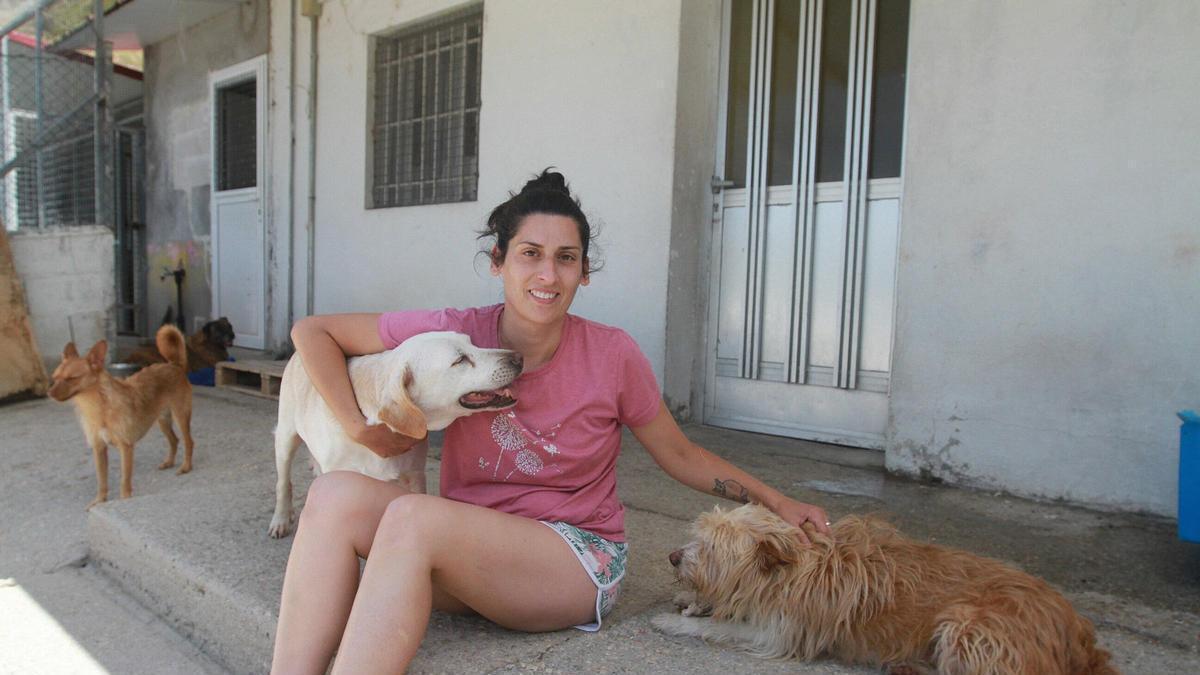 Area Cid, presidenta de Progrape, con dos de los canes que llevan años en el recinto sin ser adoptados