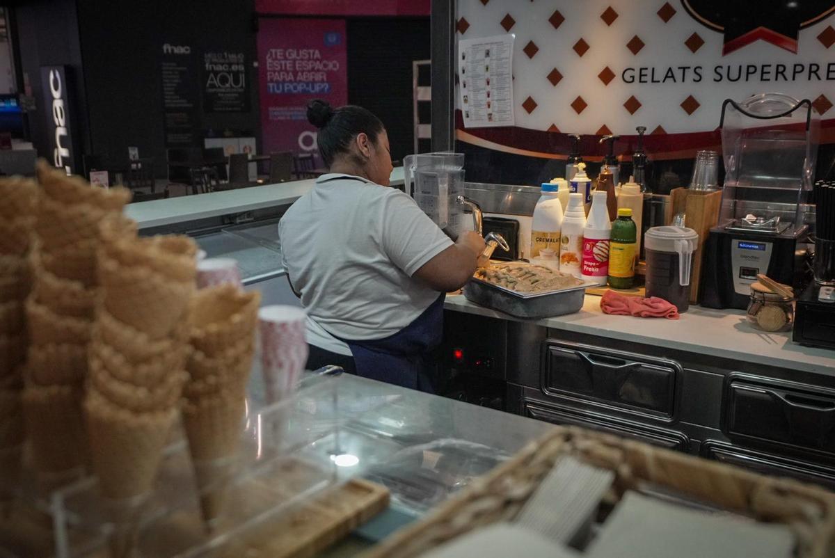 Una heladería del centro comercial Las Arenas trata de recomponer los helados del establecimiento, tras el fallo eléctrico de ayer.