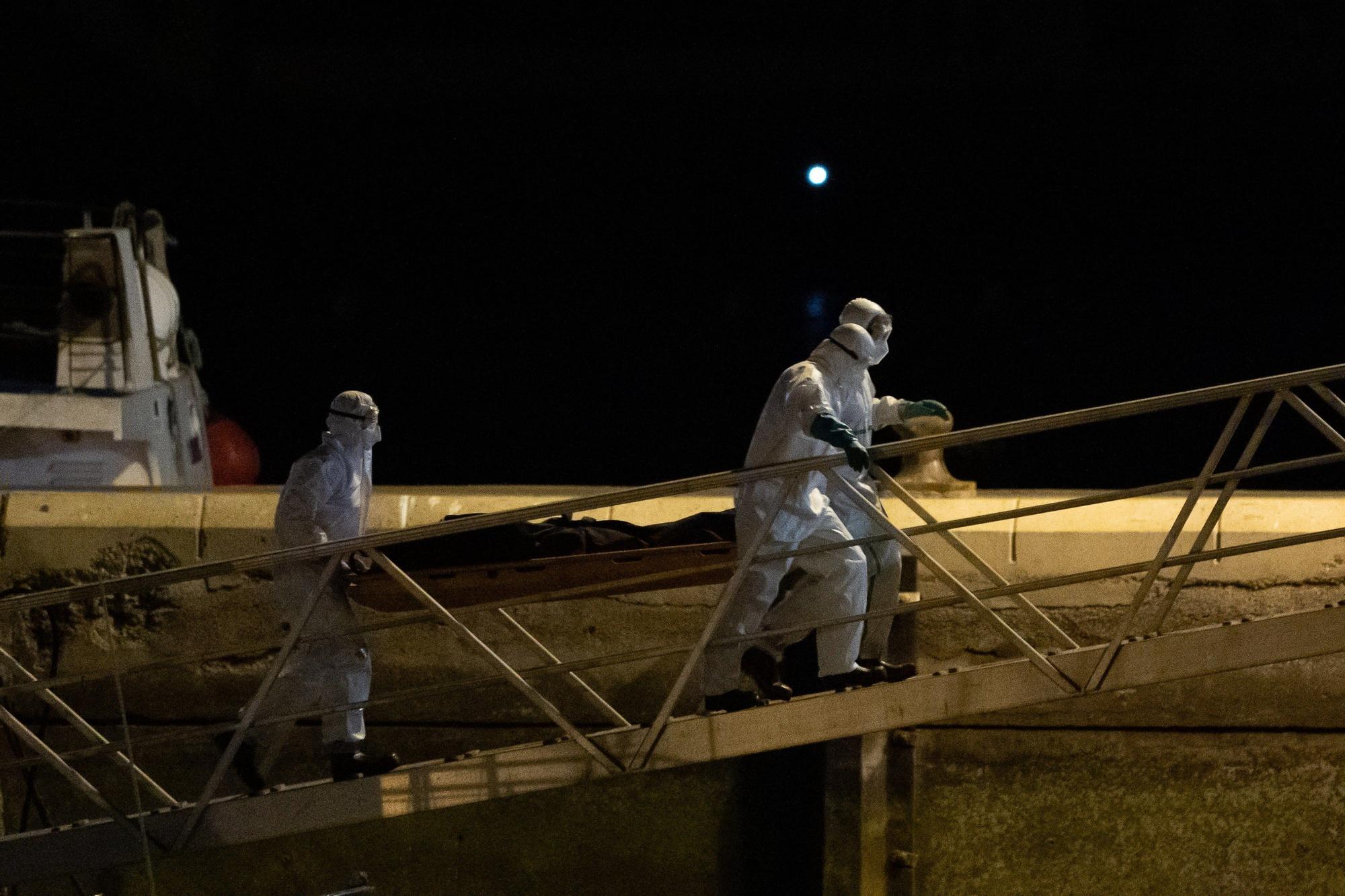 Llegada de los cadáveres migrantes fallecidos cerca de El Hierro (28/04/21)