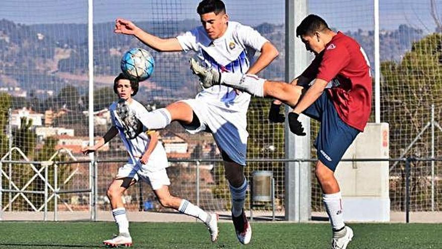 Un dels partits del juvenil B del Gimnàstic de Manresa la temporada passada, contra el Sant Ildefons