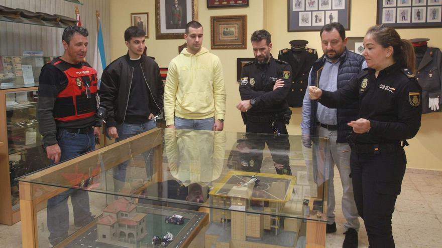 Seis agentes, dos de ellos de
prácticas, mirando la maqueta de
la Comisaría en el museo
que hay en el interior del
edificio policial.   | // IÑAKI OSORIO