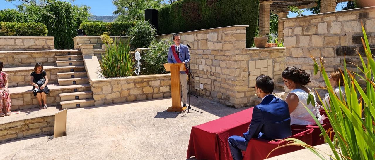 El alcalde de Elda durante la ceremonia nupcial en la Casa Colorá.