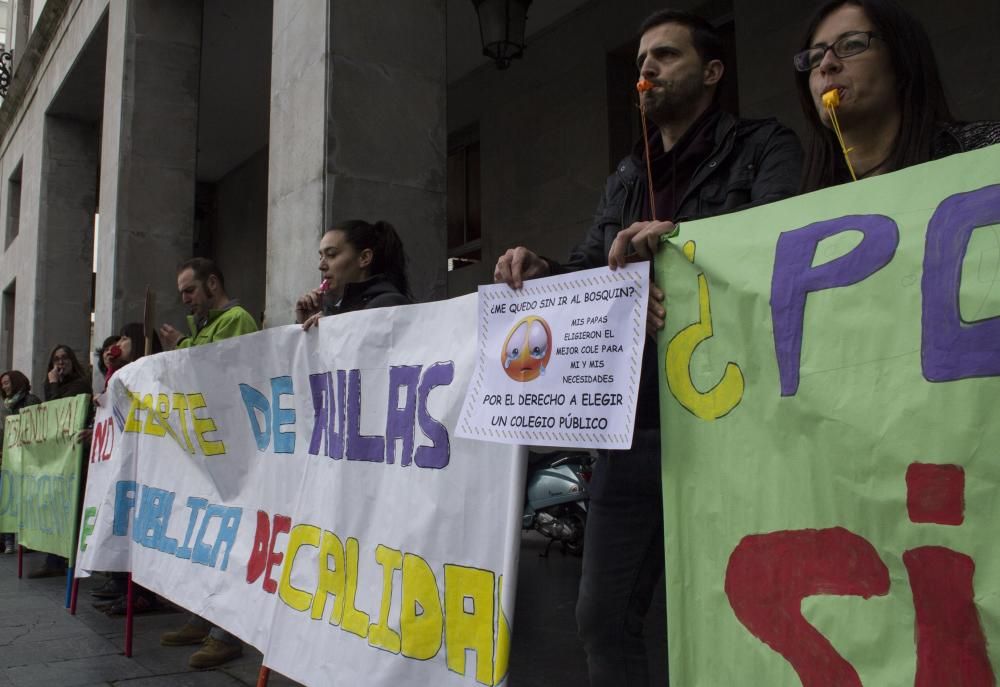 Protesta de los padres del Colegio El Bosquín del Entrego ante la Consejería de Educación