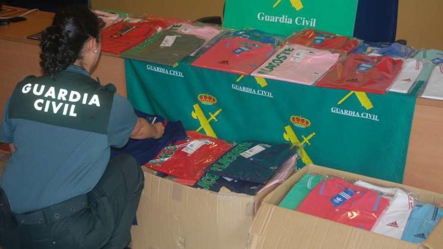 Las falsificaciones eran de camisetas de conocidas marcas registradas. // Guardia Civil
