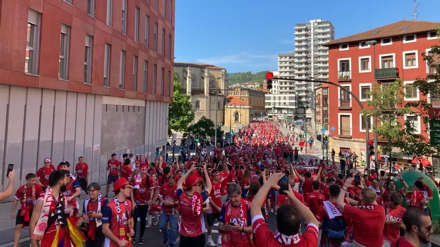 Milers de seguidors del Baxi Manresa fan rua cap al Bilbao Arena