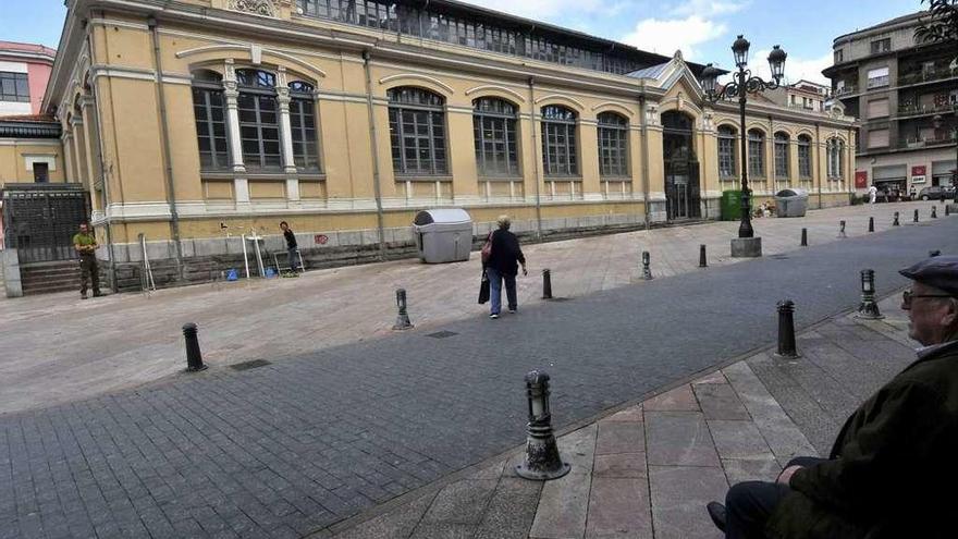 El exterior de la plaza de abastos de Mieres.