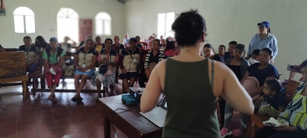 Del Río, dando una charla a la comunidad de San Marcos de Colón sobre educación sanitaria