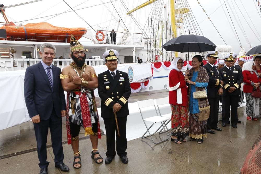 Acto de entrega del Bima Suci a la Armada de Indon