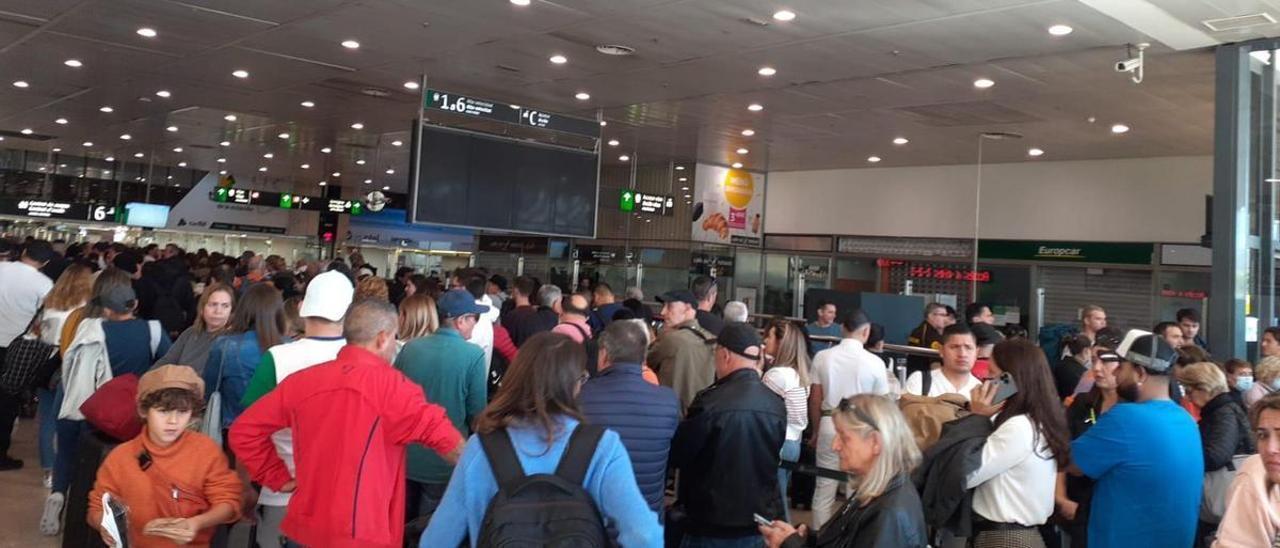 Pasajeros esperando en la estación barcelonesa de Sants al tren que ha sufrido retrasos a las 13.30 horas.