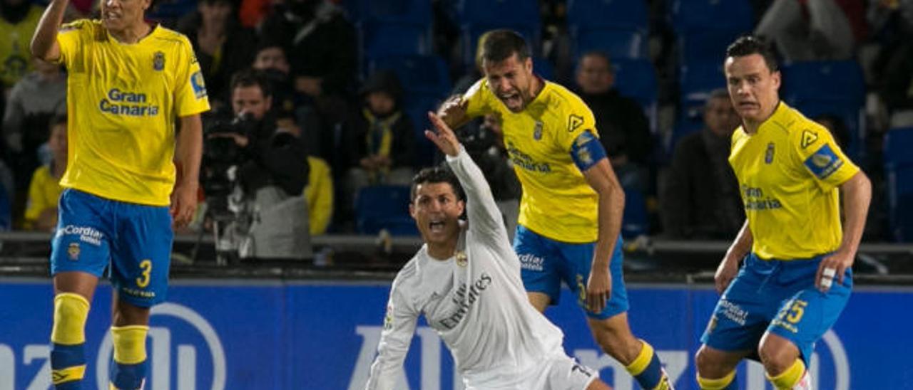 Cristiano Ronaldo protesta ante las quejas de Lemos, David García y Roque durante el último UD-Madrid.