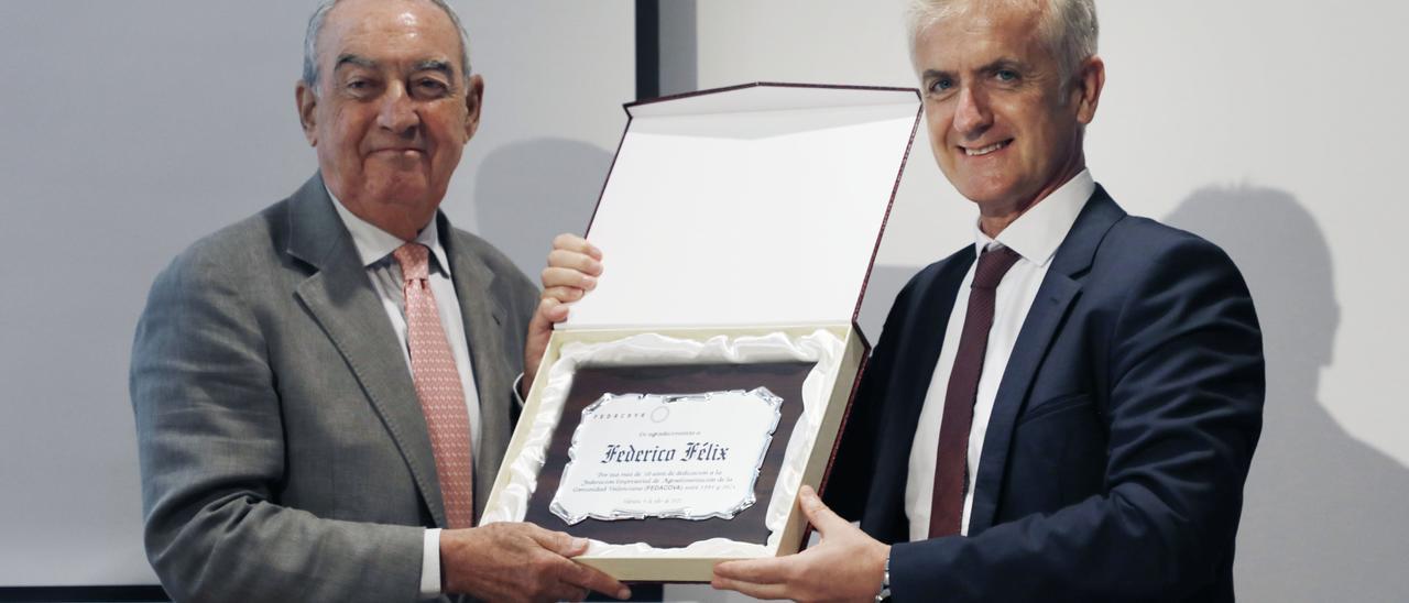 Rafael Juan hace entrega de una placa conmemorativa a Federico Félix.