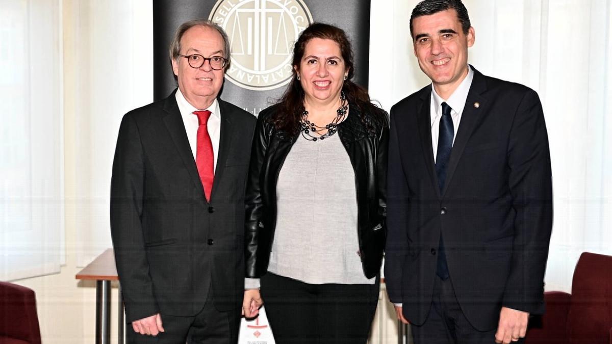 El nuevo presidente del Consejo de la Abogacía Catalana, Ignasi Puig, el expresidente, Julio J. Naveira, y la nueva vicepresidenta, Encarna Orduna.