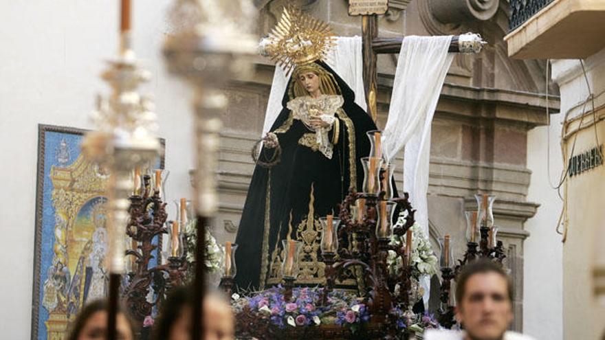 Nuestra Señora de los Dolores en su Amparo y Misericordia, poco después de hacerse a la calle desde la parroquia de San Felipe Neri.