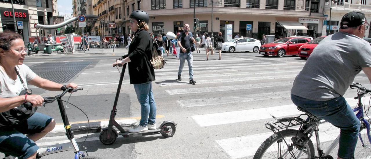 Bicicletas y patinetes en un carril bici del centro de la ciudad.  | LEVANTE-EMV