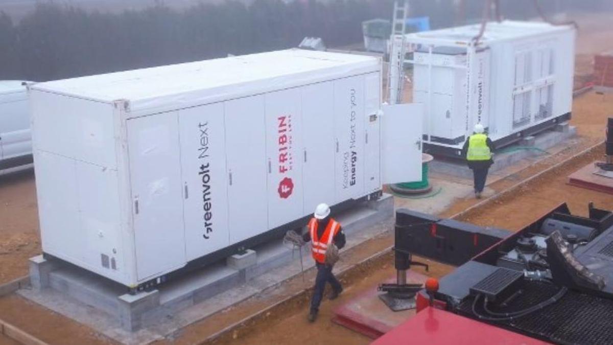 Los equipos de almacenamiento energético instalados por Greenvolt en el complejo cárnico de Fribin en Binéfar.