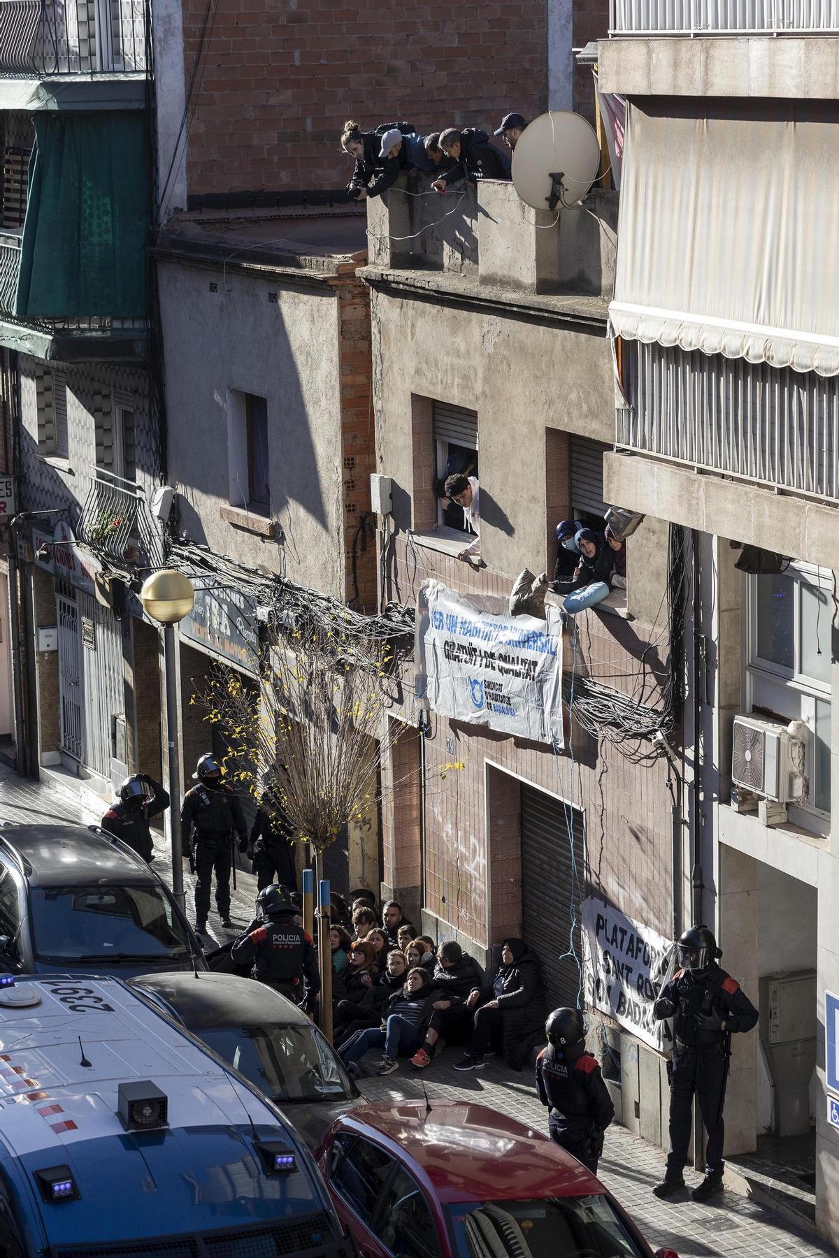 Badalona desaloja un edificio en ruinas en el que viven 8 familias