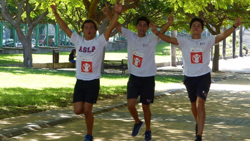 Grupo de alumnos de American School durante la carrera.