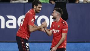PAMPLONA, 03/10/2025.- El defensa de Osasuna Alejandro Catena (i) celebra con Moi Gómez tras marcar el segundo gol ante el Getafe, durante el partido de LaLiga de fútbol que CA Osasuna y Getafe CF han disputado este viernes en el estadio de El Sadar, en Pamplona. EFE/Jesús Diges. osasuna . getafe. liga españa 2025/2026 osasuna . getafe. 08. accion. el sadar