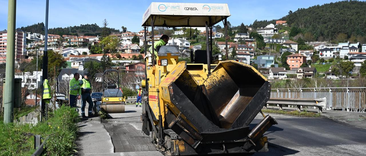 Obra de reparación del desnivel o bache en el puente sobre la autopista en la avenida Domingo Fontan