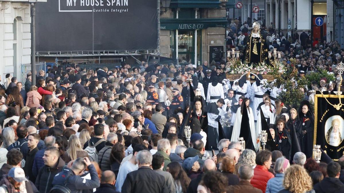VÍDEO: Lluvia de pétalos a la Virgen Dolorosa en la procesión del Viernes Santo en Gijón