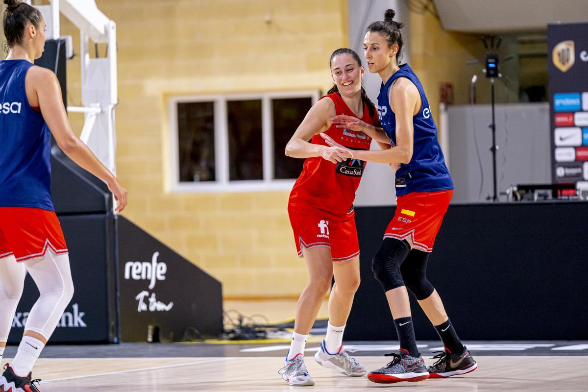 Alba Torrens, junto a Maite Cazorla en un entrenamiento de la Selección española