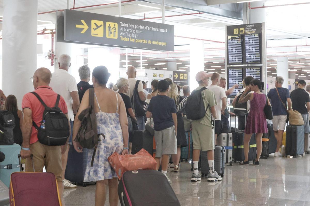 Pasajeros en el aeropuerto de Palma, en una imagen de archivo tomada el mes de julio