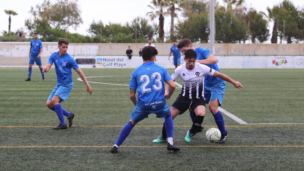 Lance del partido disputado en el Javier Marquina entre el San Pedro y el Cabanes.