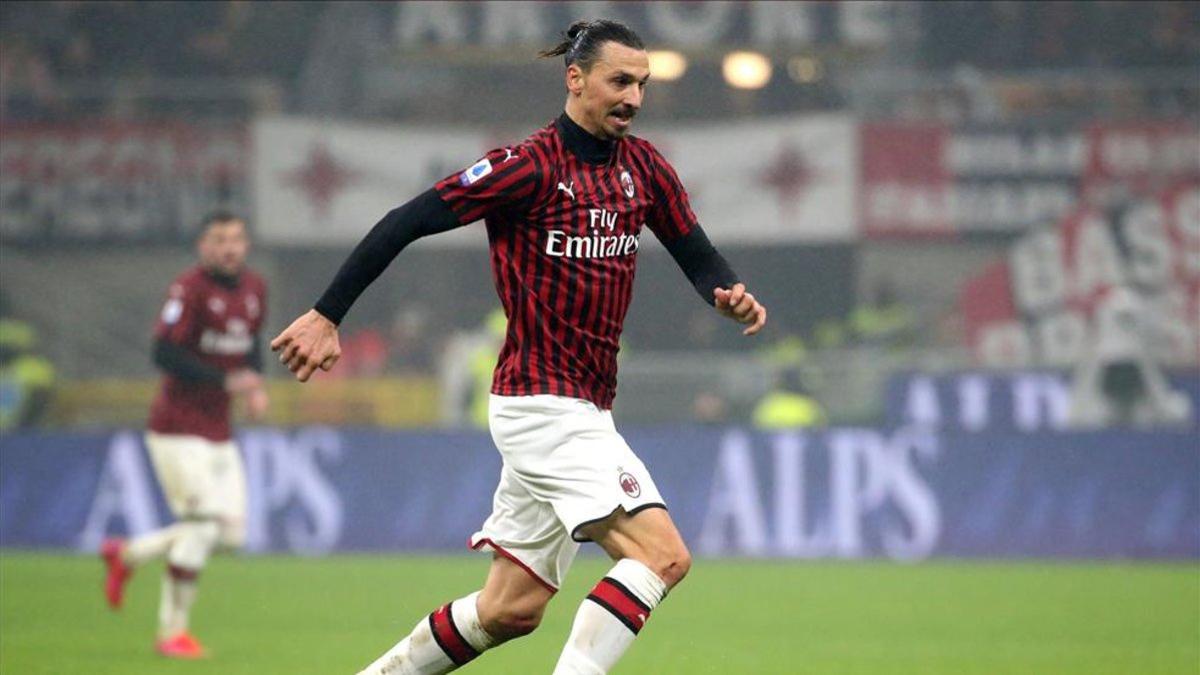 Zlatan Ibrahimovic jugando con el Milan