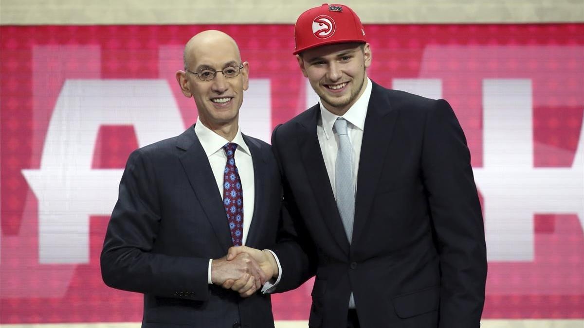 Luka Doncic junto a Adam Silver en el Draft de 2018