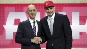 Luka Doncic junto a Adam Silver en el Draft de 2018 / AP