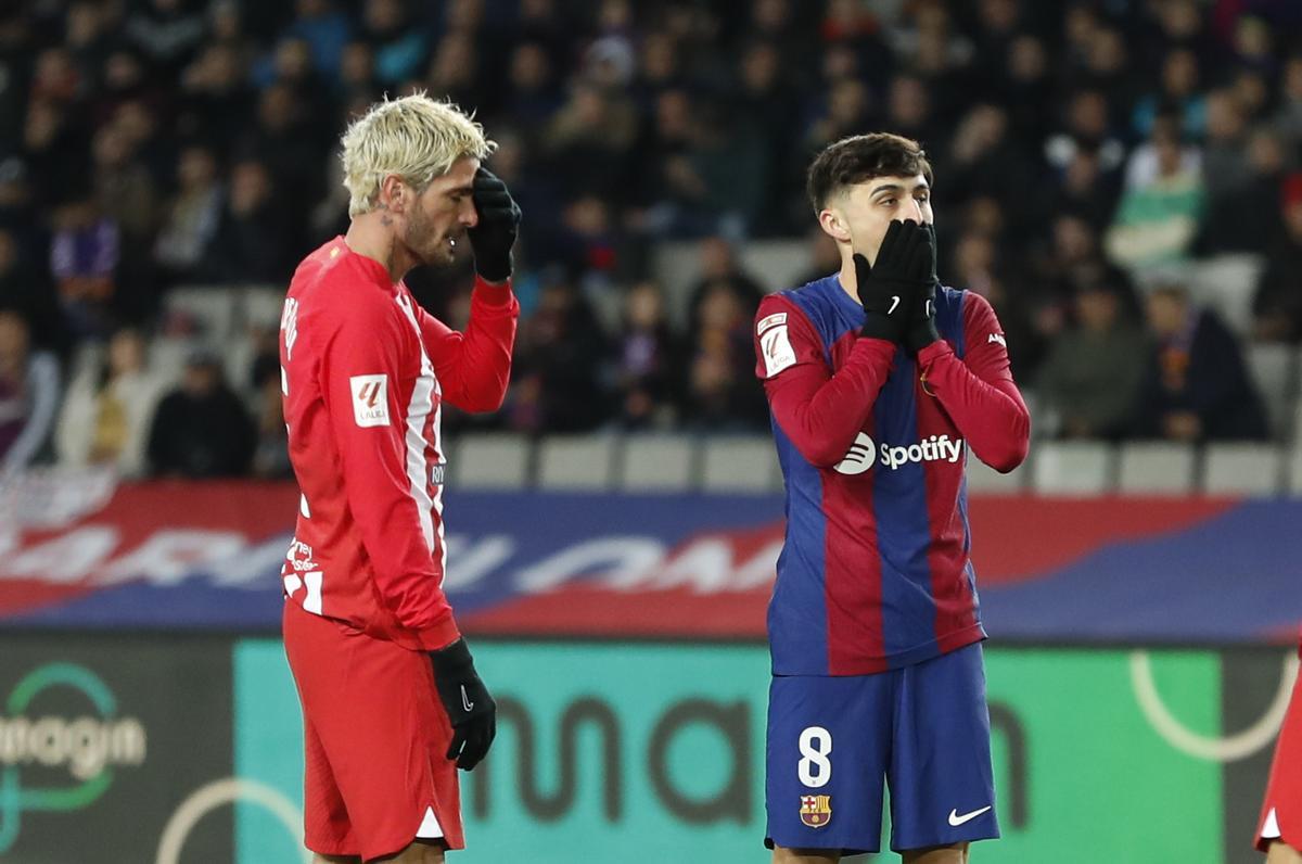 El lamento de Pedri ante la figura de Rodrigo De Paul, en el último Barça-Atlético de Madrid.