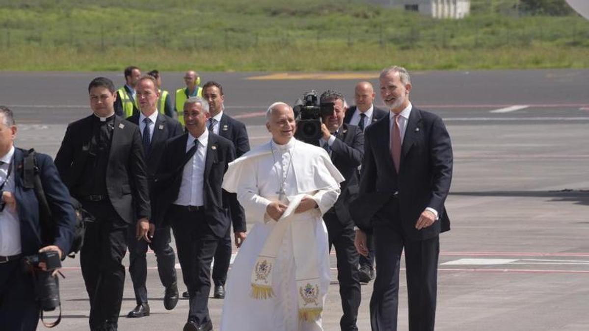 Felipe VI acompaña al Papa antes de subirse al avión en Tenerife