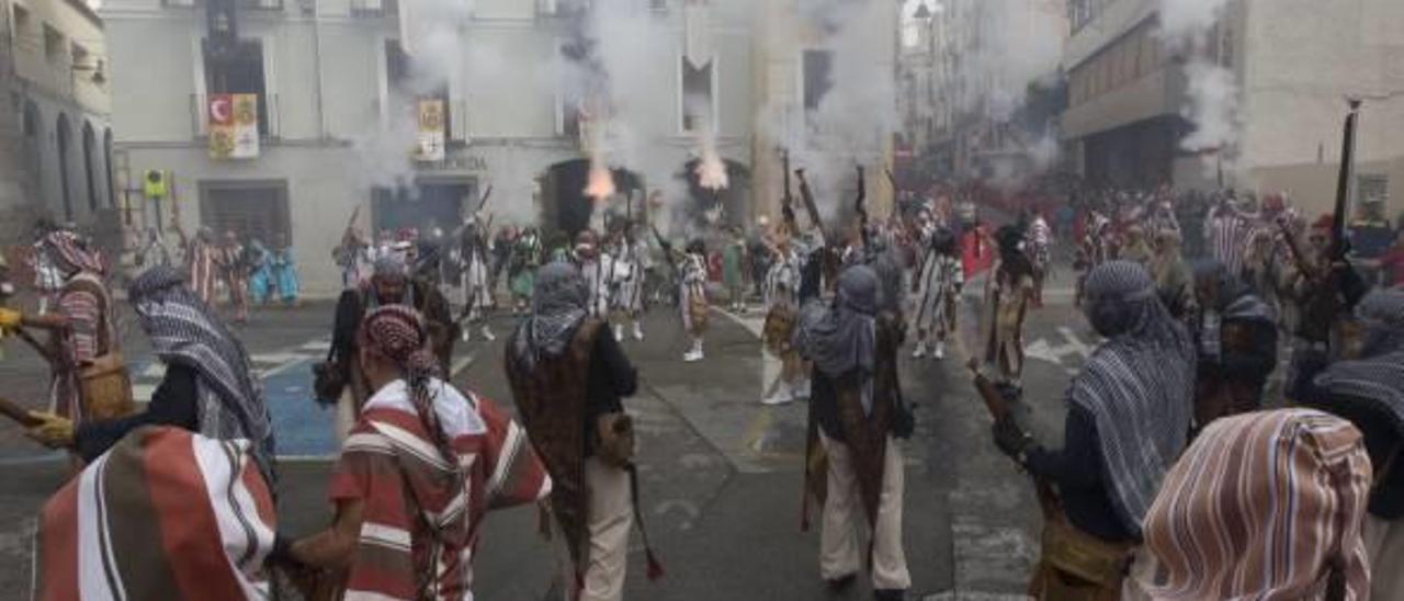 Ontinyent se une frente a la nueva norma sobre la pólvora en los Moros i Cristians