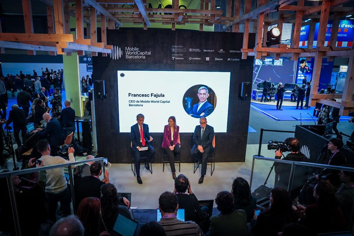 Francesc Fajula (MWCapital), Maria Galindo (Generalitat de Catalunya) y Jordi Valls (Ajuntament de Barcelona), en la presentación dentro del Mobile World Congress de un informe sobr el legado del congreso en Catalunya