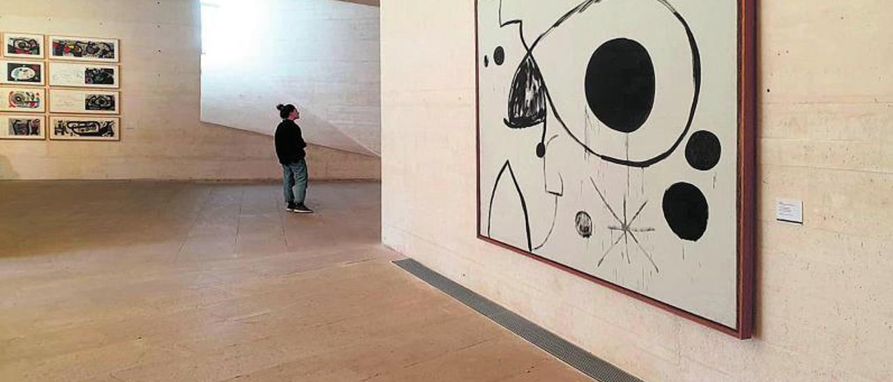 Una mujer observa una obra expuesta en la Fundació Pilar i Joan Miró.