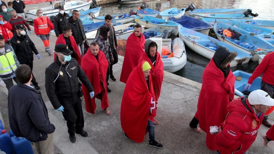 Varios inmigrantes llegan al Puerto de Cartagena.