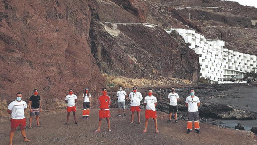 Los miembros de Cruz Roja que participaron en el tributo.