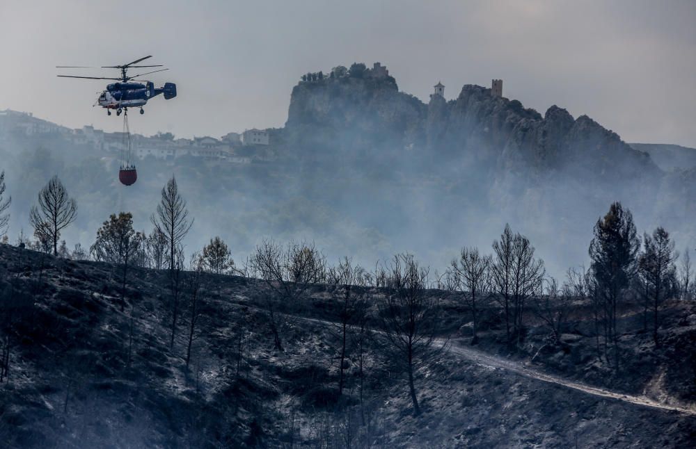 Los bomberos luchan contra el fuego en Guadalest