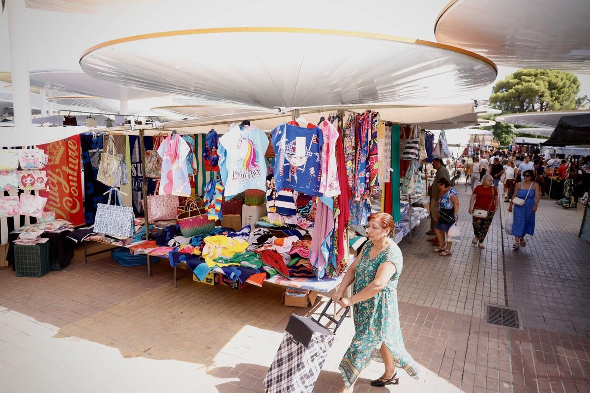 Córdoba. Mercadillo de Las Setas. Mercadillos y calor. El comercio ambulante adapta el negocio a las altas temperaturas